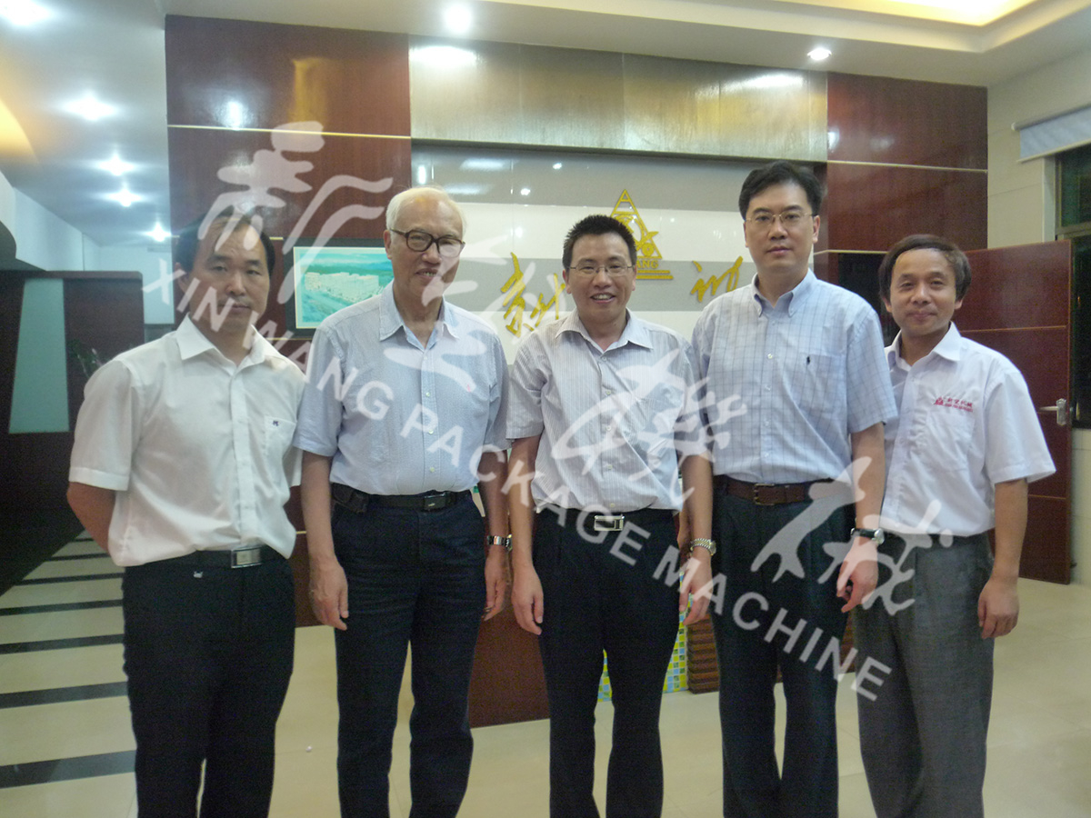 中國工程院院士段正澄、中國工程院院士、華中科技大學(xué)黨委書記邵新宇、廣東省智能機器人研究院院長張國軍一行蒞臨新望公司考察指導(dǎo)