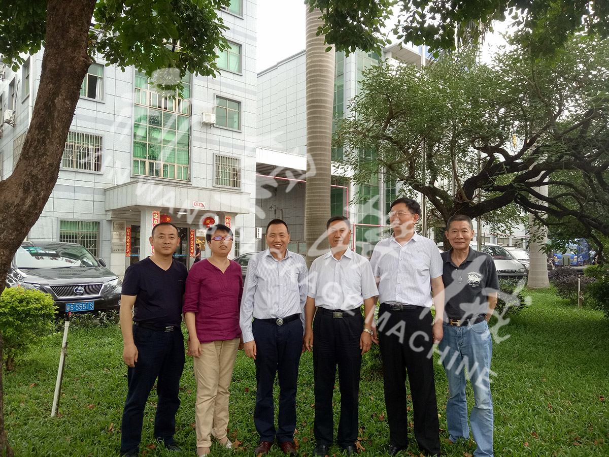 總裝備部劉思剛少將、新華社李建琦博士一行蒞臨新望公司考察指導(dǎo)