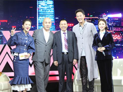 新望董事長羅永輝與著名歌星劉尊老師、汪正正老師、郭津彤老師、主持人雅琪在北京電視臺錄制節(jié)目現(xiàn)場親切合影